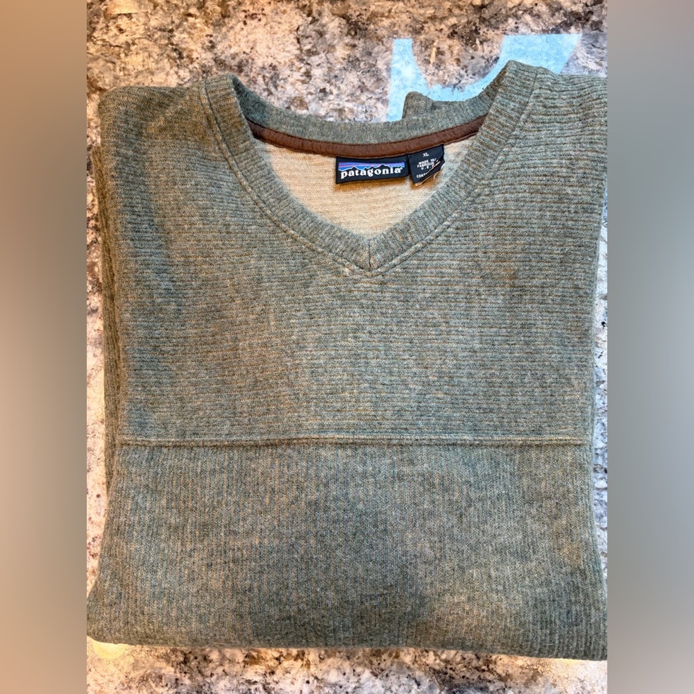 Vintage Patagonia Men's XL V-neck green sweater
